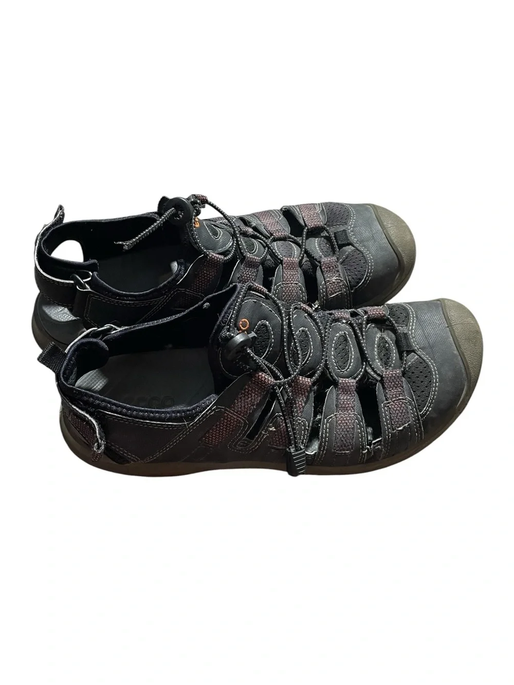 AA37- Men’s 8 Ecco Sporty Closed-Toe Hiking Sandals in Black w/Dark Red Accents